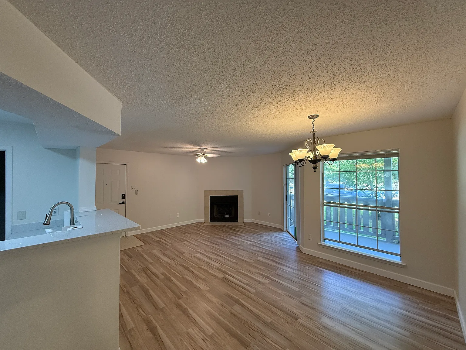 2 bed, 1009 sqft, $2,100 — Photo 2