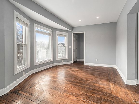 4th image of 595 Belmont St