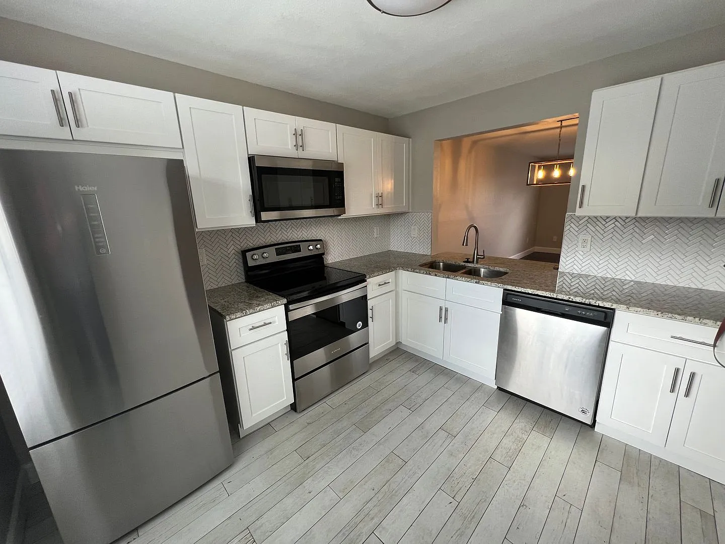 2 Bedroom 2 Bath - Beautiful Corner Townhome W. Hardwood Floors. NO PETS. — Photo 3