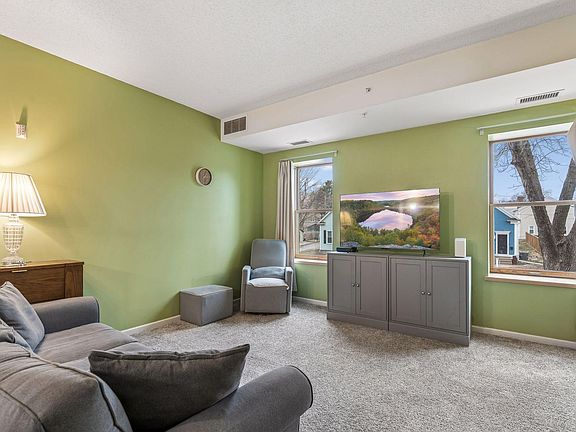 5th image of 2040 Como Ave Unit 202