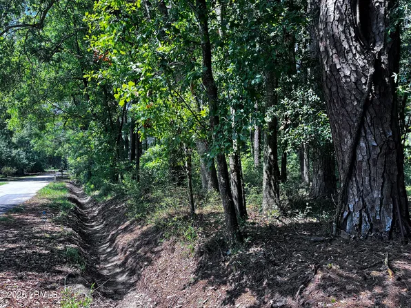 9 River Dr, Beaufort, SC 29907