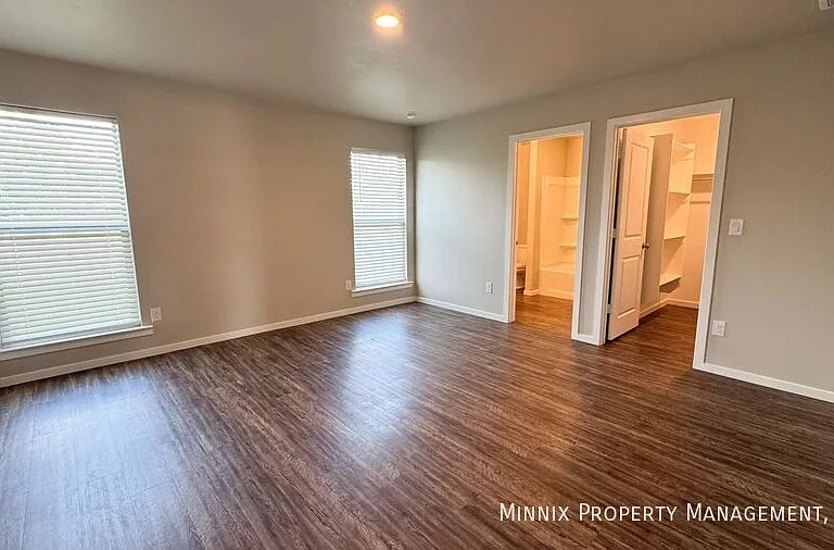 2033 Kenwood Ave — Photo 11
