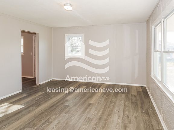 384027_002_living_room_2.jpg