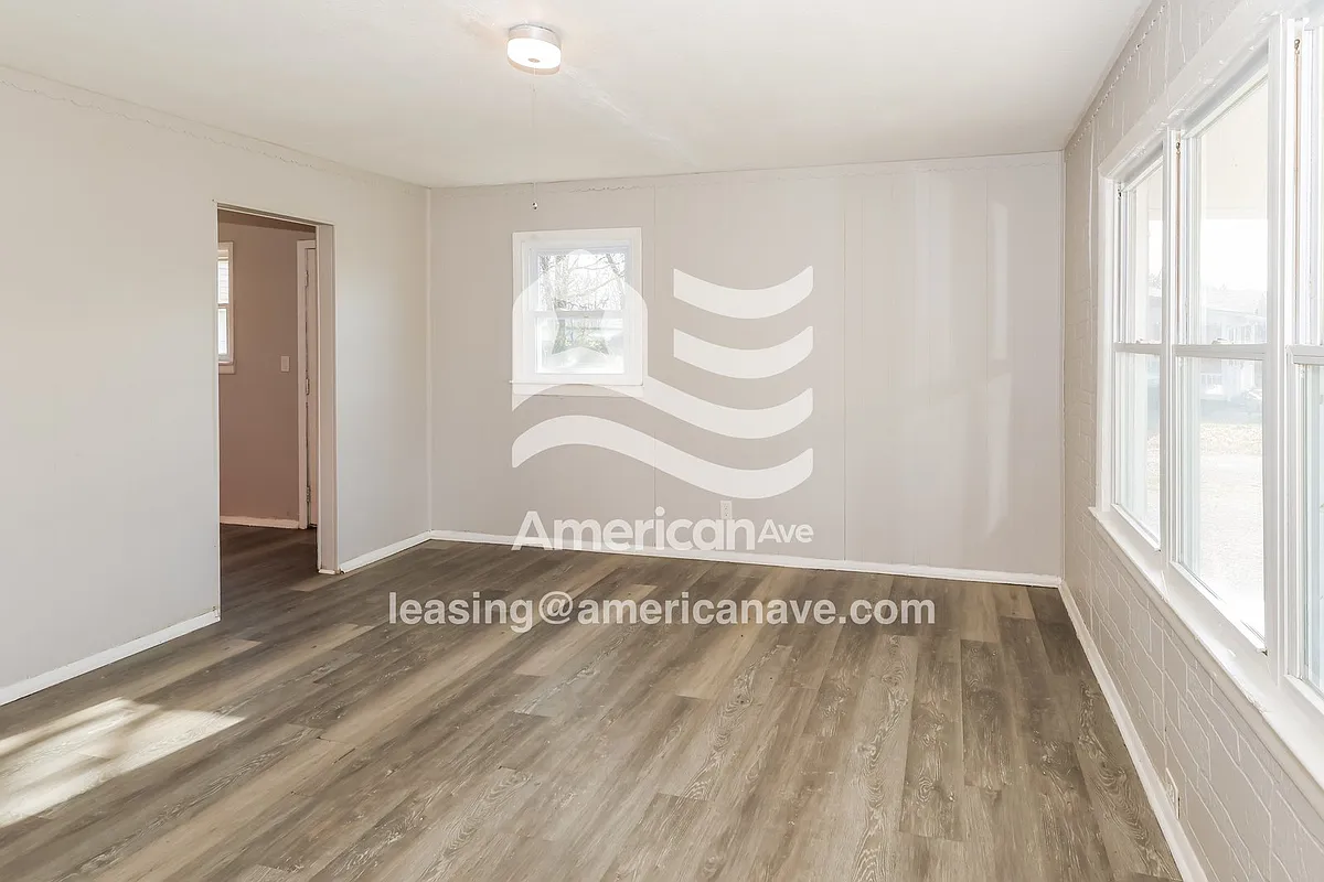 384027_002_living_room_2.jpg - 13211 Forge Cir