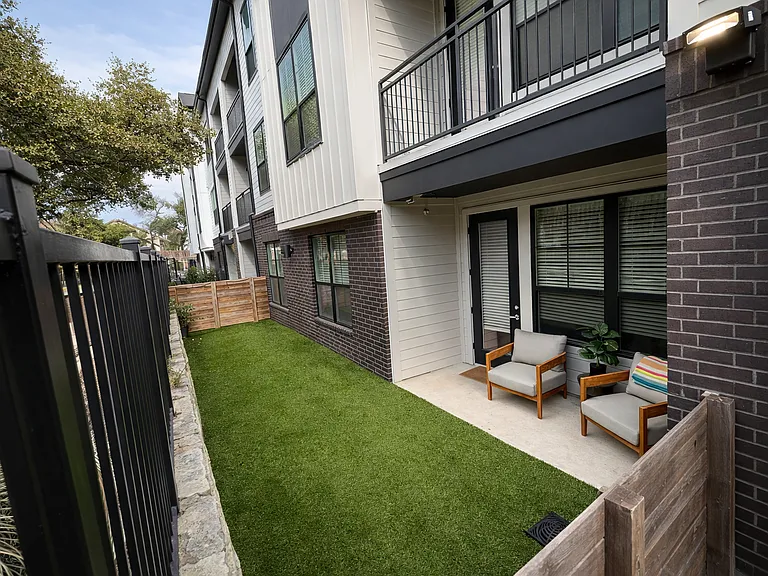 Brodie Ln — Photo 23