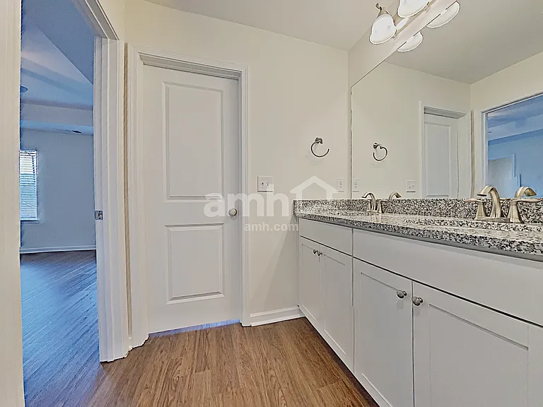 55 Landsdown Xing — Photo 12