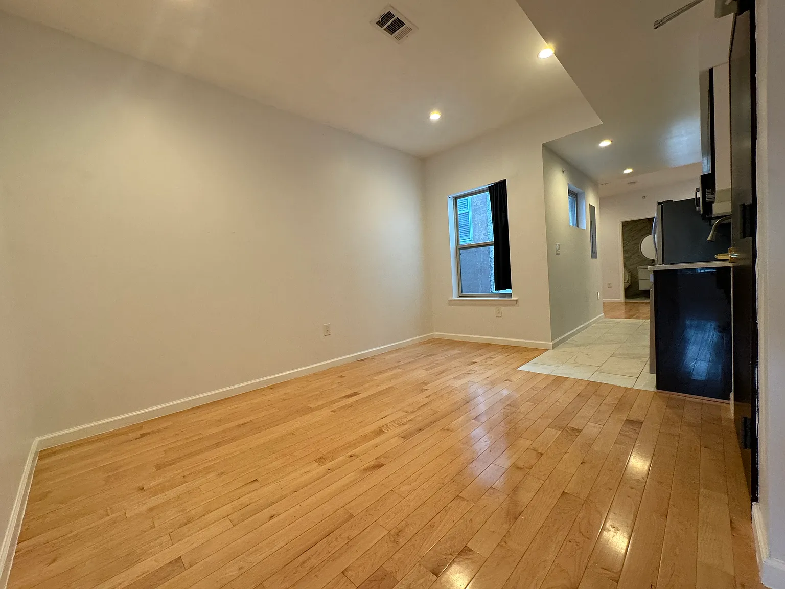 2 bed, 1100 sqft, $1,900 — Photo 2