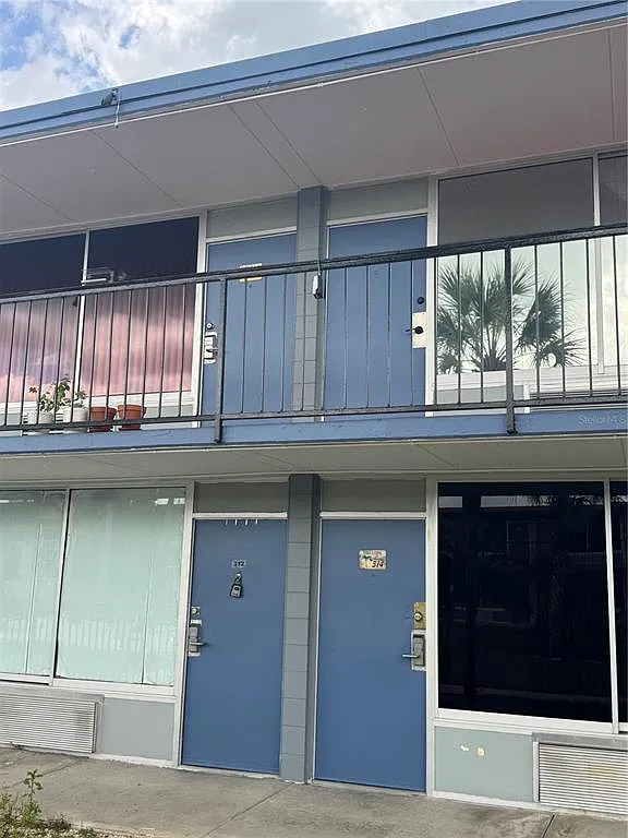 1 bed, 1.0 bath, 300 sqft, $900 — Photo 1