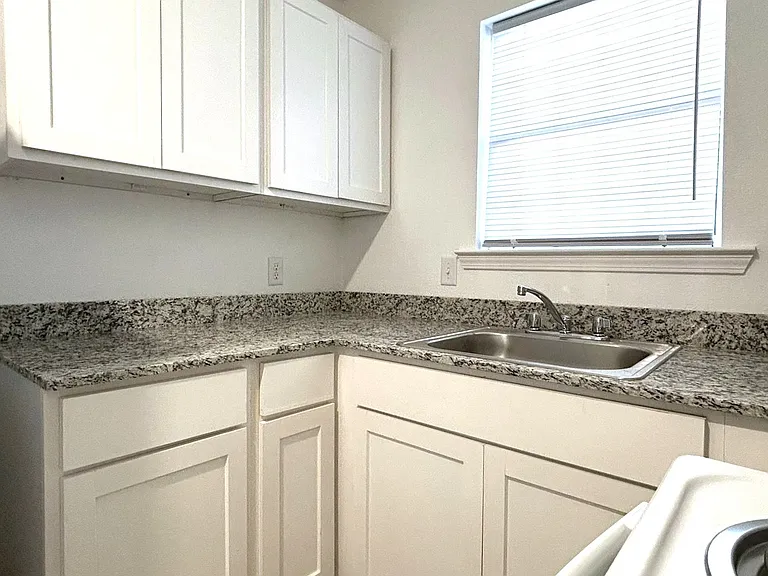 1300 W College St — Photo 19