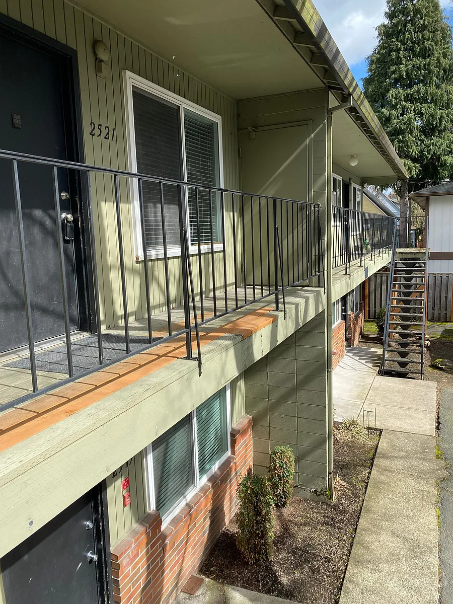 Building Photo - 2525 SE Pine St #2525