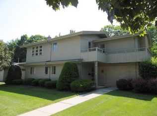 1030 W Crescent Dr, Manitowoc, WI 54220