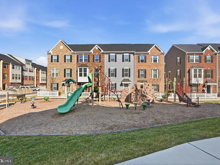 16428 Fife Way — Photo 47