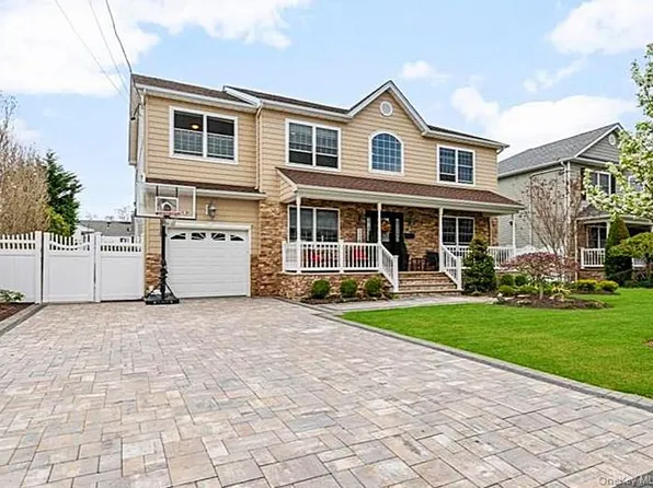 111 Charles Street #B, Massapequa, NY 11758