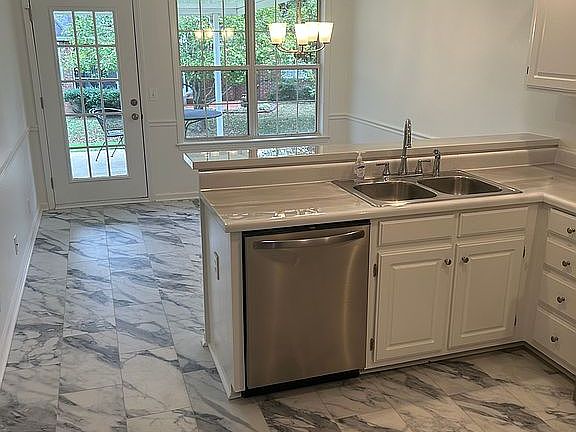 Eat-in kitchen