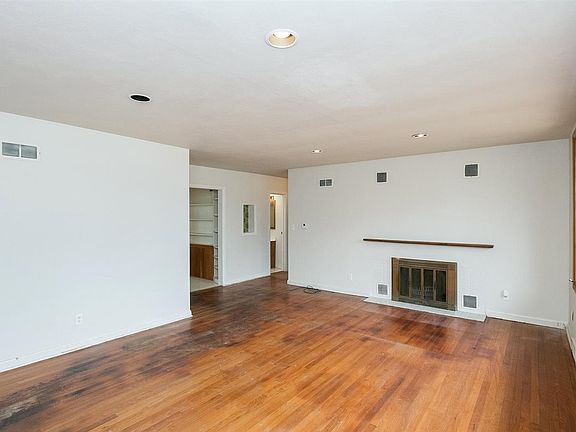 2nd image of 10 Rowland Ct