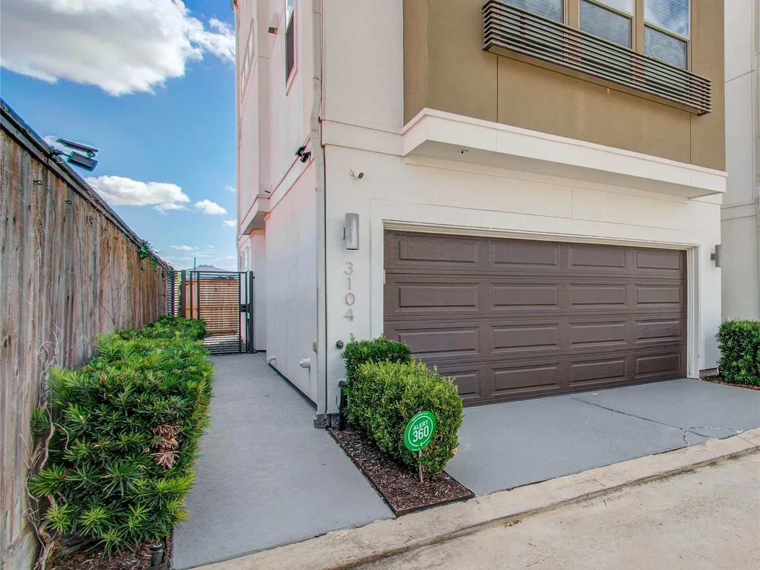 3 bed, 3.5 bath, 2343 sqft, $4,000 — Photo 1