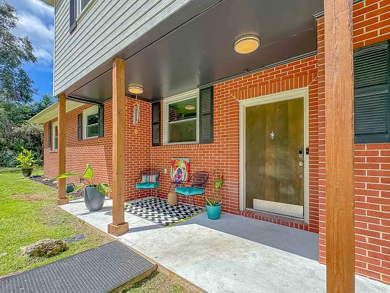 1044 Seminole Dr — Photo 3