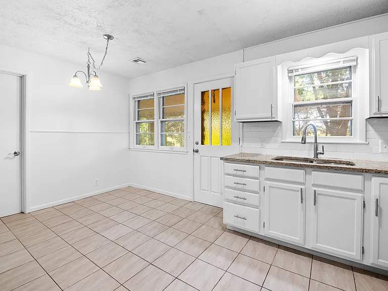 1860 Windsor Ct — Photo 4