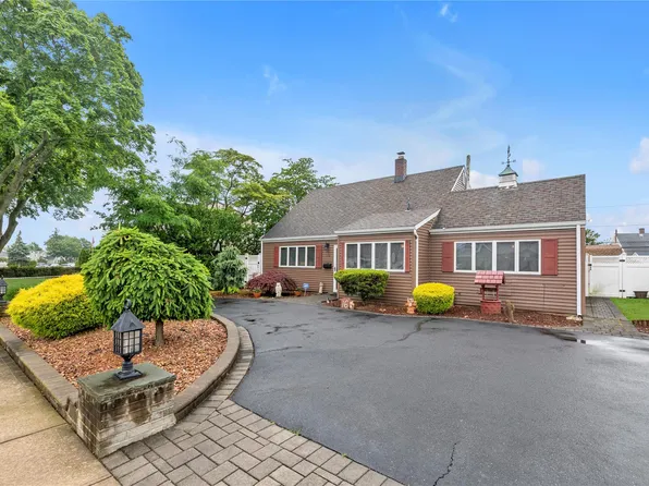 16 Crescent Lane, Levittown, NY 11756