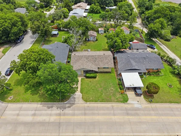 4304 Hodgkins Rd, Lake Worth, TX 76135