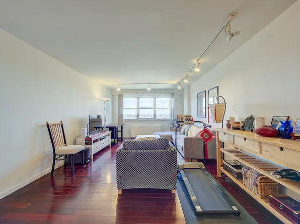 66-36 Yellowstone Boulevard image 3 of 22