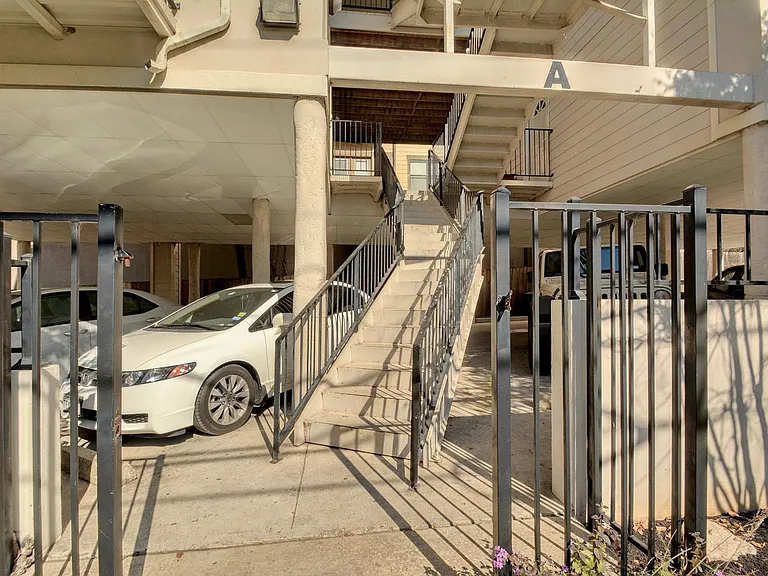 2500 Leon St — Photo 5