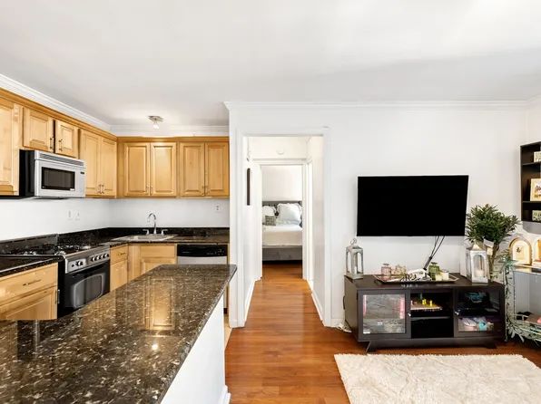269 Bennett Avenue image 2 of 11