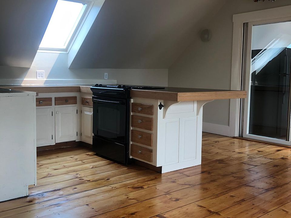 Open concept kitchen/dining