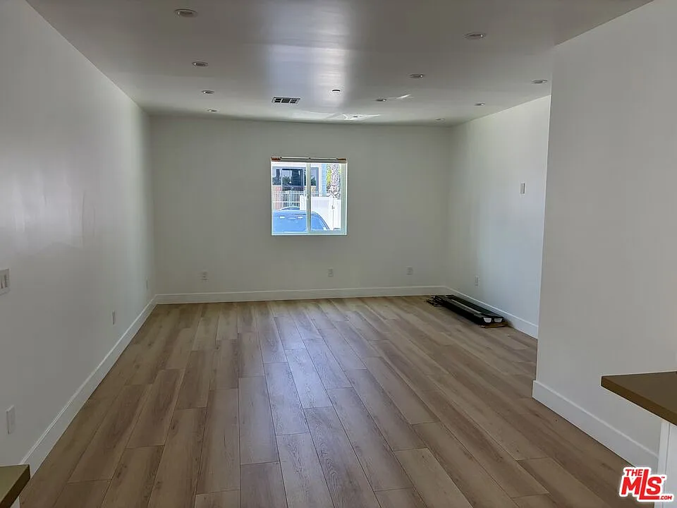 3 bed, 2.0 bath, 1100 sqft, $3,700 — Photo 3