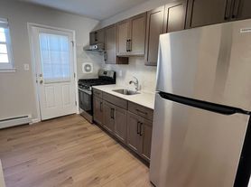 Fox & Foxx POINT at Edison, C3