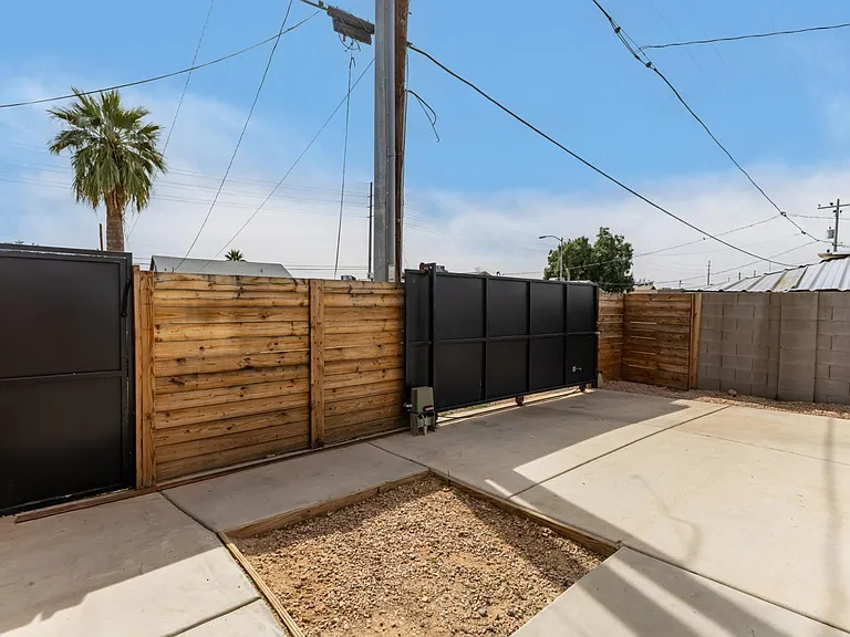 1933 E Monroe St #1 — Photo 12
