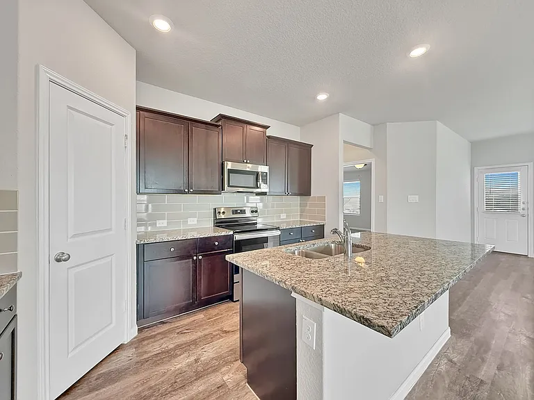 401 Utica Way — Photo 8