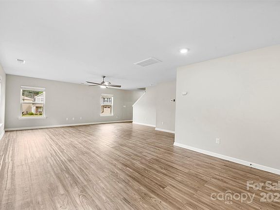 5th image of 614 Oldham Ln