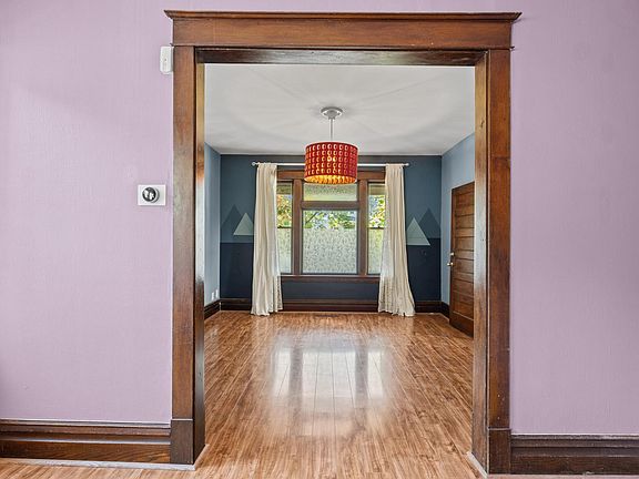 4th image of 909 Sherburne Ave