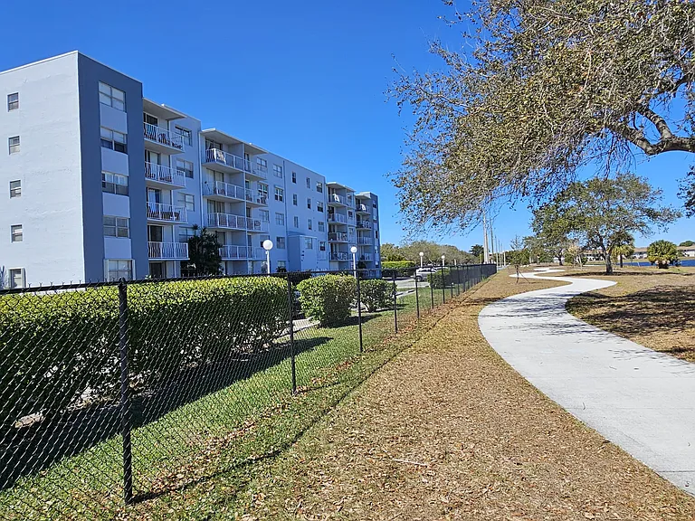 470 Executive Center Dr #2G — Photo 12