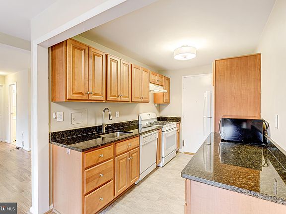 5th image of 10201 Grosvenor Pl APT 506