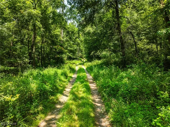 Beth Ave SW, Navarre, OH 44662