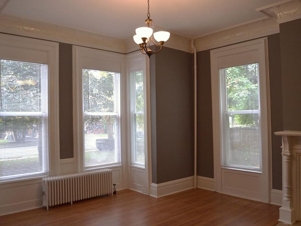 Living room with high ceilings & gorgeous crown moulding det