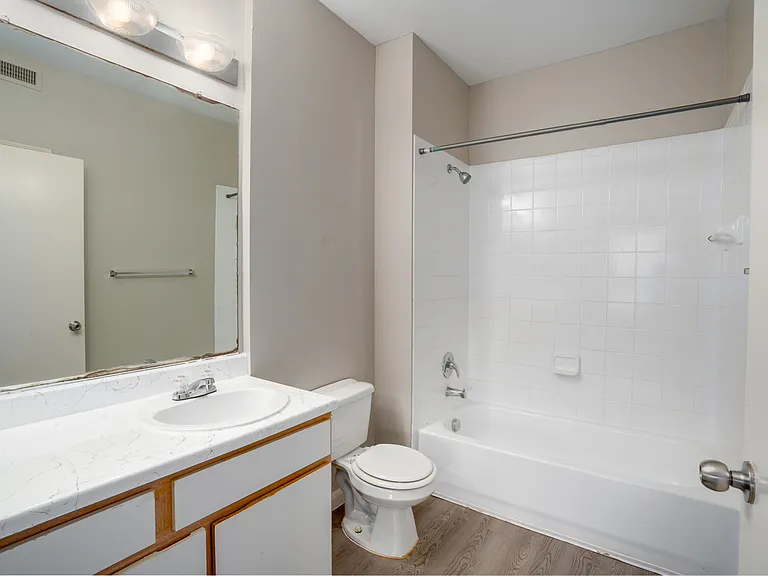Freeport Oaks Apartments — Photo 16