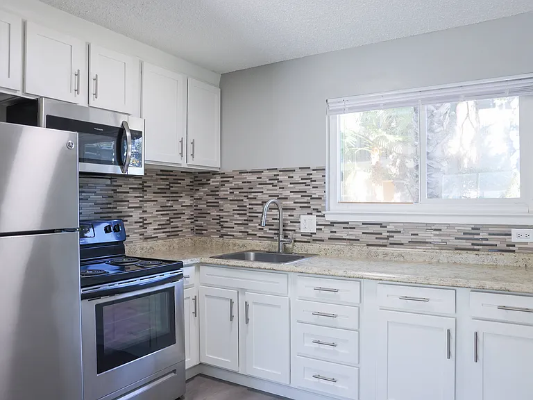 University Square Apartments — Photo 17