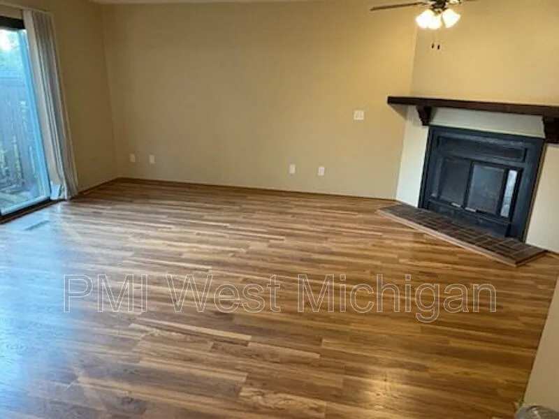 2 bed, 1.0 bath, 1005 sqft, $1,200 — Photo 3