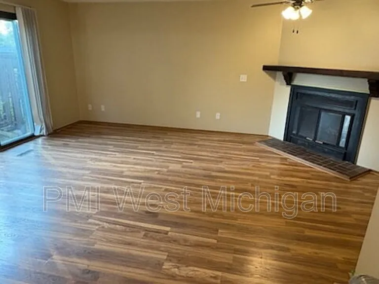 603 Peachtree Pl — Photo 3