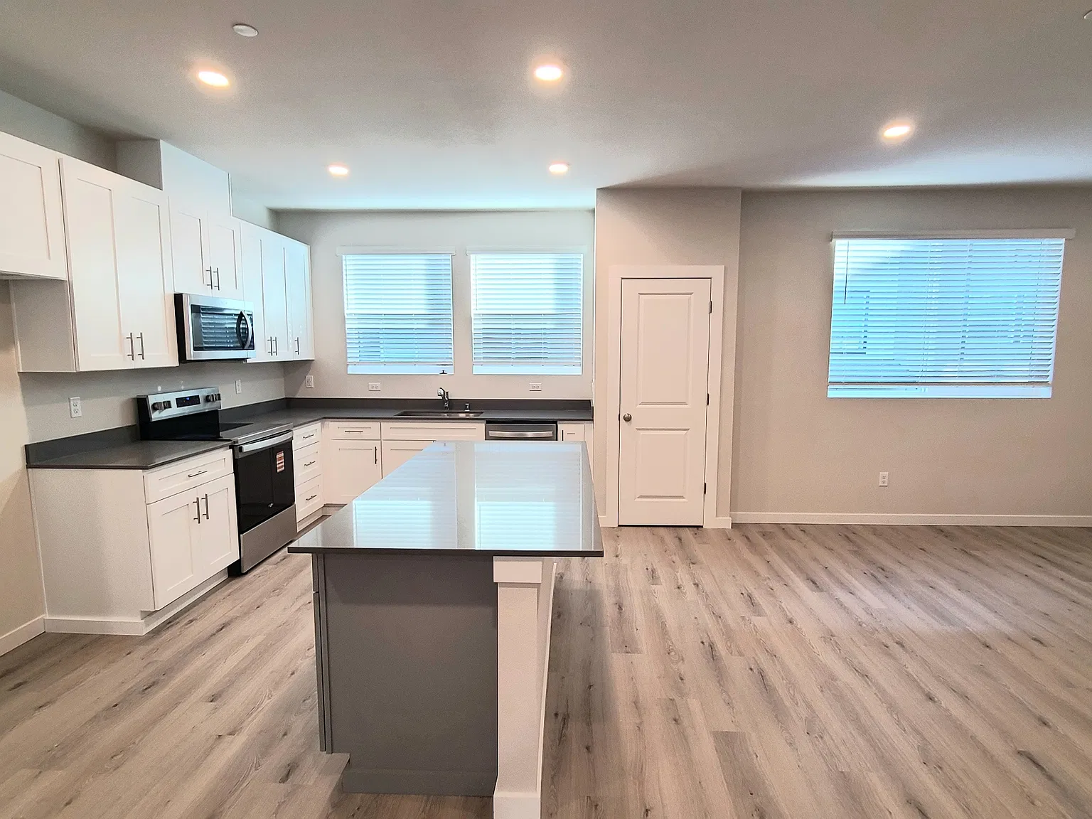 3 bed, 1456 sqft, $2,950 — Photo 1