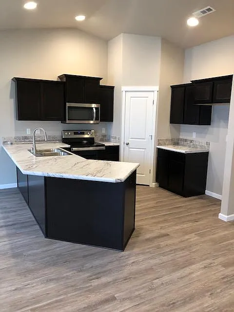 4 bed, 1547 sqft, $2,395 — Photo 3