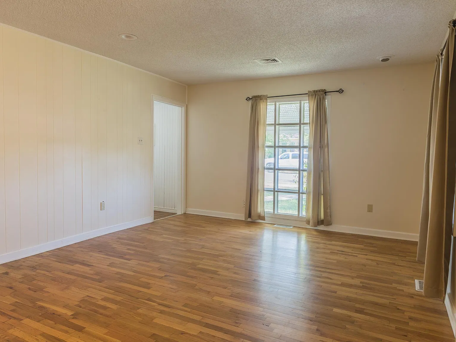 3 bed, 927 sqft, $1,200 — Photo 2