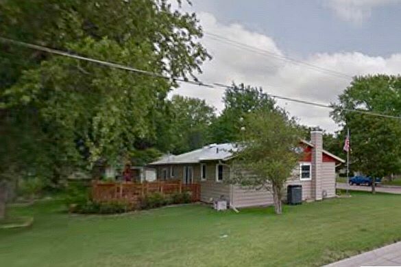 Corner lot, big yard