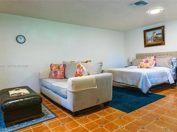 271 NE 154th St #1, Miami, FL 33162