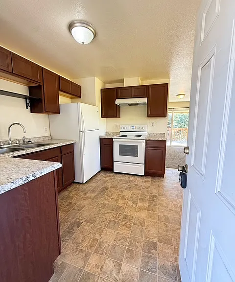 2860 Hemlock St #B — Photo 2