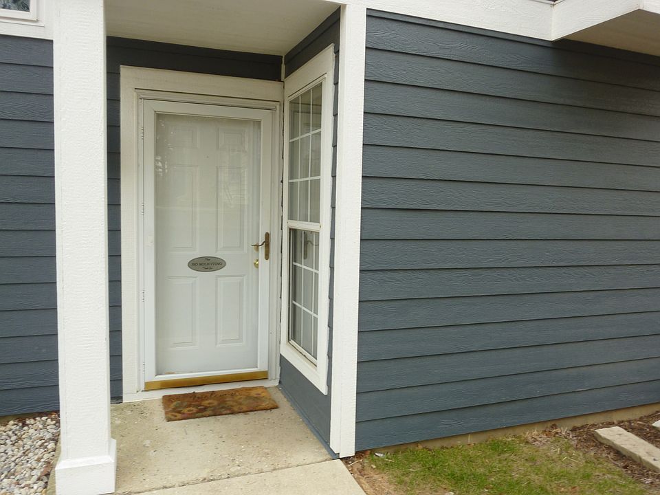 1st image of 411 Drake Cir #411