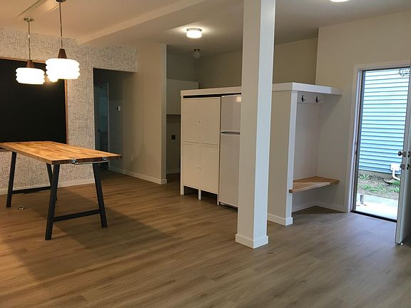 4th image of 998 Reinhard Ave